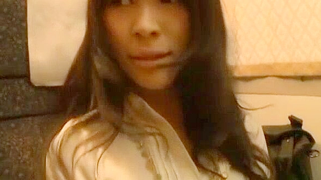 日系女神麻希凉子户外公共场合激情邂逅燃起欲望