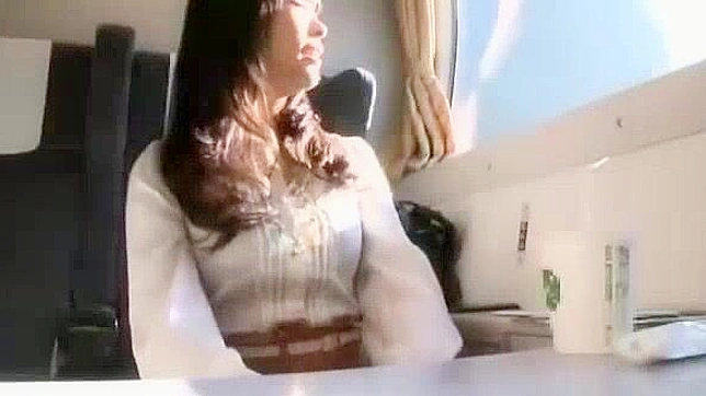 日系女神麻希凉子户外公共场合激情邂逅燃起欲望