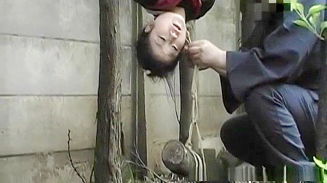 日式束缚色情片：亚洲美女倒吊捆绑并口交