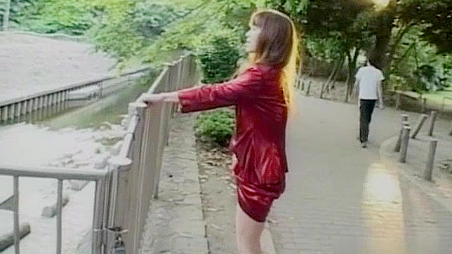 迷人的日本女孩在户外享受激情JAV片段的狂热乐趣