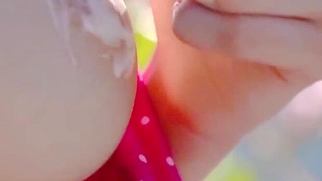 日系美女比基尼舔冰激凌和鸡巴 – 火热亚洲激情行动！