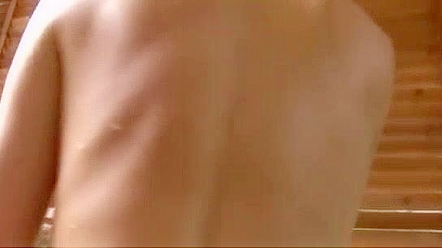 日本熟女小森爱户外胸部被猛烈撞击