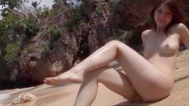 饥渴的日本女孩夏树由衣在精彩的面部喷射，公共JAV视频中