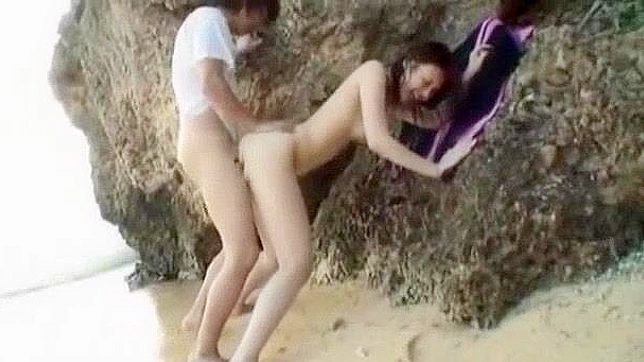 饥渴的日本女孩夏树由衣在精彩的面部喷射，公共JAV视频中