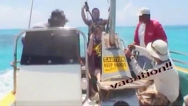 饥渴的日本女孩夏树由衣在精彩的面部喷射，公共JAV视频中