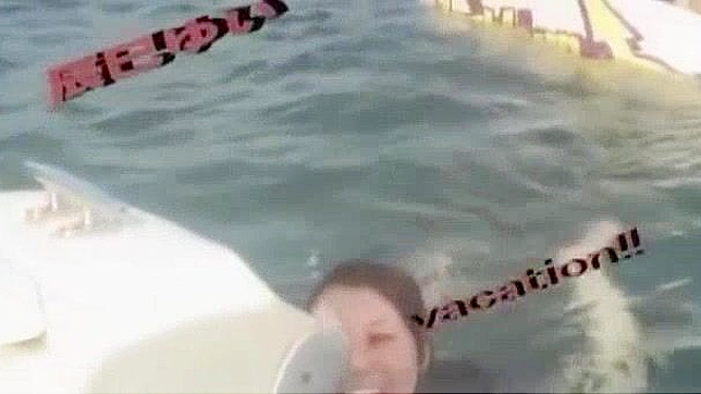 饥渴的日本女孩夏树由衣在精彩的面部喷射，公共JAV视频中