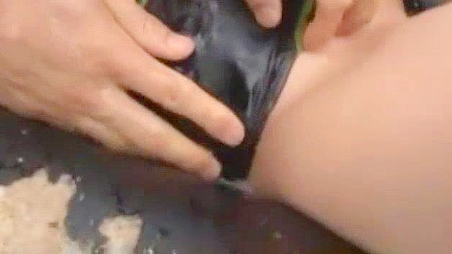 日本艳妓高仓麻衣的刺激三人行JAV片段