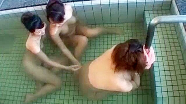日本美女在温泉中享受