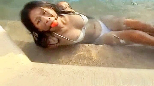 日本AV色情：泳池边被捆绑和封口的亚洲女奴