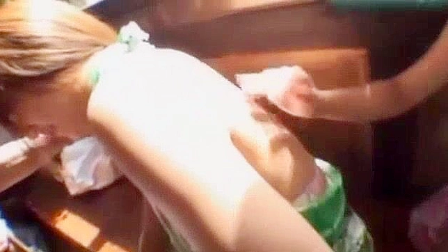 日系性感美女三宅美月与好友的比基尼J片经典场景