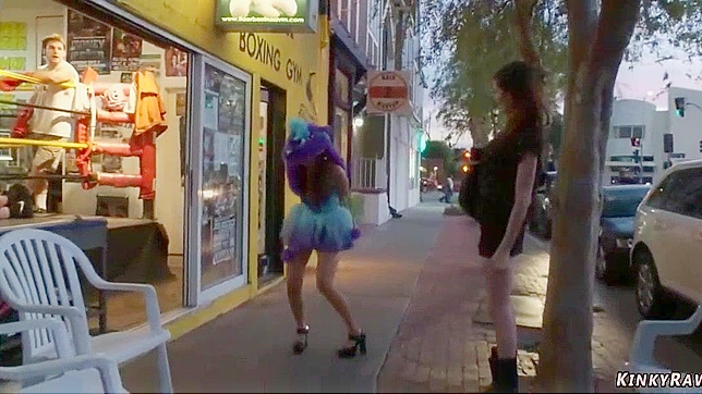 日式奴隶在公共场合被操 — 激烈的日本束缚与性爱场景