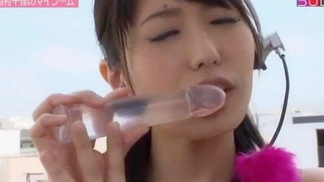 日本AV女优杉崎杏里与有村千佳的震撼自慰器大战场景