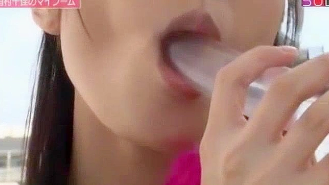 日本AV女优杉崎杏里与有村千佳的震撼自慰器大战场景