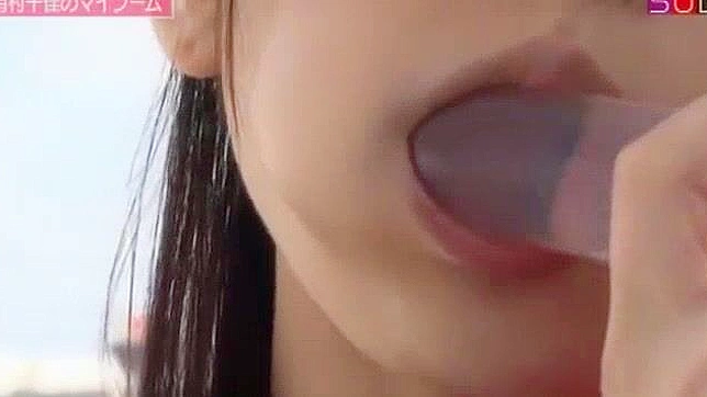 日本AV女优杉崎杏里与有村千佳的震撼自慰器大战场景