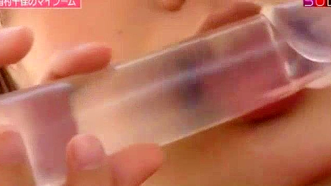 日本AV女优杉崎杏里与有村千佳的震撼自慰器大战场景