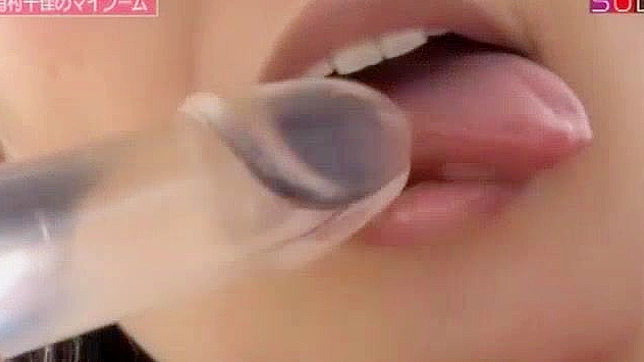 日本AV女优杉崎杏里与有村千佳的震撼自慰器大战场景