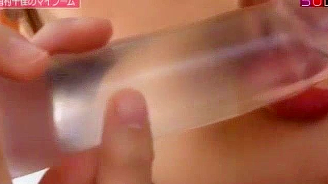 日本AV女优杉崎杏里与有村千佳的震撼自慰器大战场景