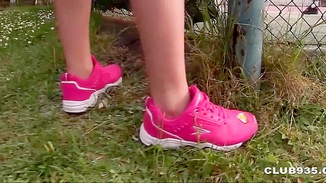 欧洲妹子闯入网球赛~日式成人片中的刺激场景