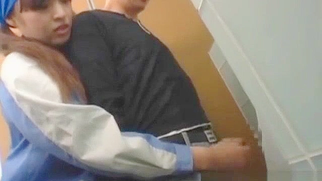 厕所里的日式场景：亚洲清洁工的绝妙瞬间！