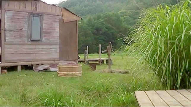 JAV情侣户外床单上的激情性爱~EZD-214