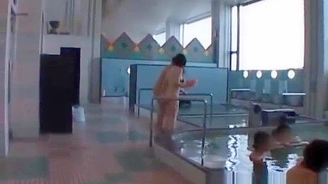 JAV色情片：清纯亚洲女孩在公共场合变坏