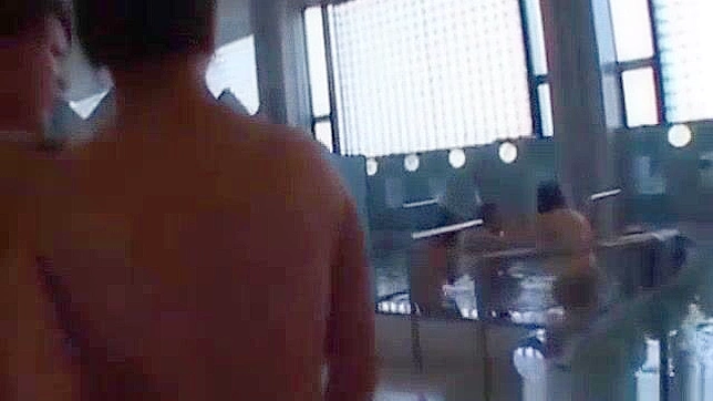 JAV色情片：清纯亚洲女孩在公共场合变坏