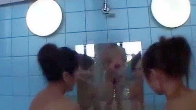 JAV色情片：清纯亚洲女孩在公共场合变坏