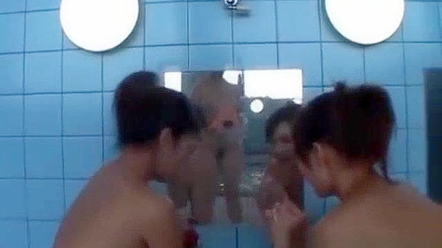 JAV色情片：清纯亚洲女孩在公共场合变坏