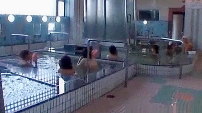 JAV色情片：清纯亚洲女孩在公共场合变坏