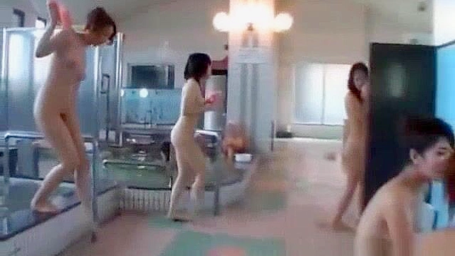 JAV色情片：清纯亚洲女孩在公共场合变坏