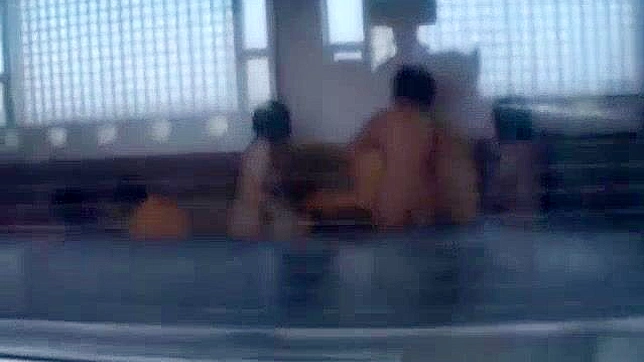 JAV色情片：清纯亚洲女孩在公共场合变坏