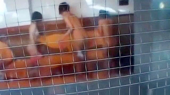 JAV色情片：清纯亚洲女孩在公共场合变坏