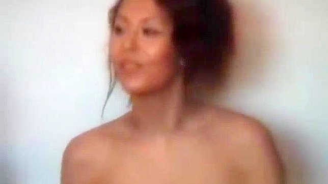 JAV色情片：清纯亚洲女孩在公共场合变坏