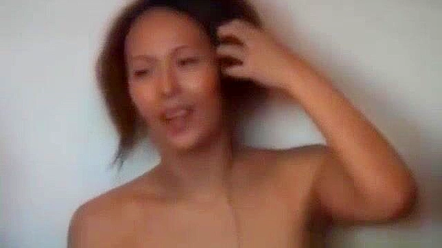 JAV色情片：清纯亚洲女孩在公共场合变坏