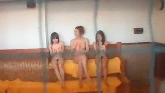 JAV色情片：清纯亚洲女孩在公共场合变坏