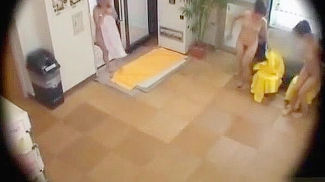 JAV色情片：清纯亚洲女孩在公共场合变坏