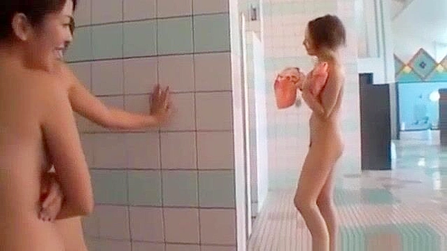 JAV色情片：清纯亚洲女孩在公共场合变坏