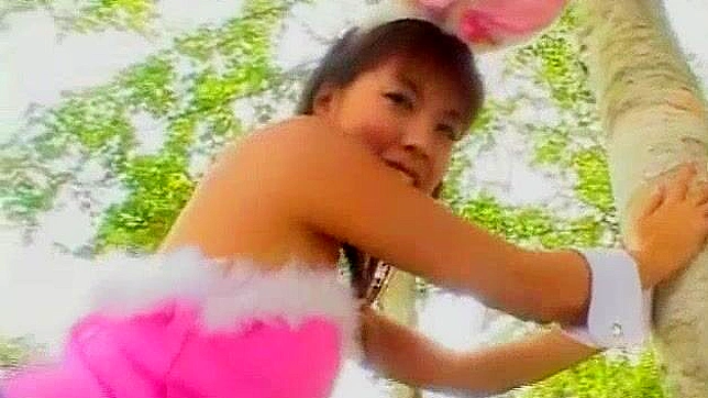 日式AV视频：最美的日本女孩萩原舞、小泽夏希和星月光，在户外狗交中的惊人表现。