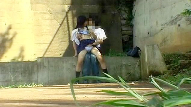 日本AV片：亚洲甜心与男友在户外台阶上的激情性爱