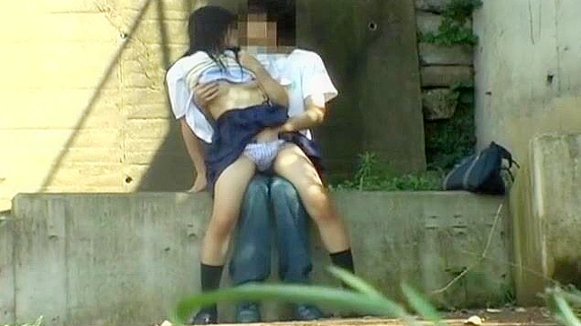 日本AV片：亚洲甜心与男友在户外台阶上的激情性爱