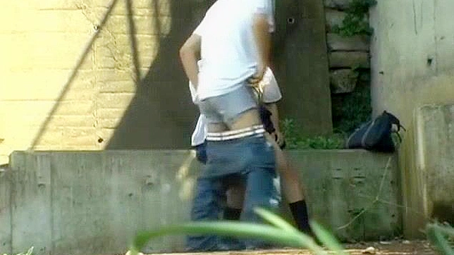 日本AV片：亚洲甜心与男友在户外台阶上的激情性爱