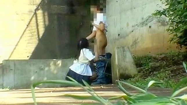 日本AV片：亚洲甜心与男友在户外台阶上的激情性爱