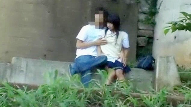 日本AV片：亚洲甜心与男友在户外台阶上的激情性爱