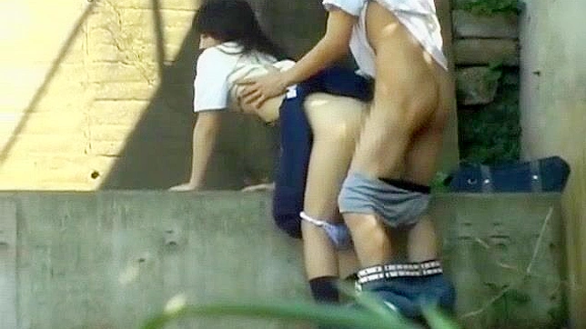 日本AV片：亚洲甜心与男友在户外台阶上的激情性爱