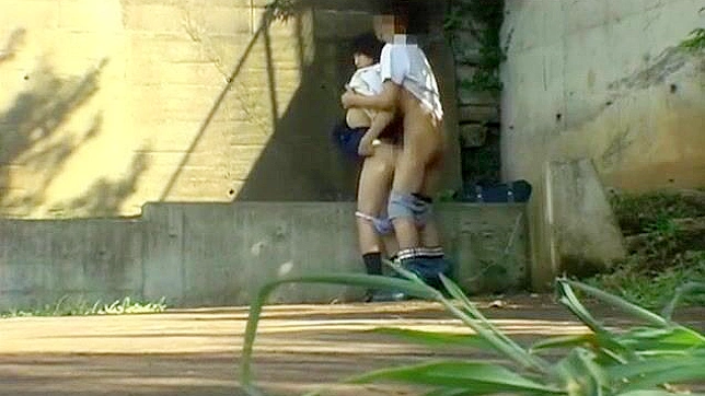 日本AV片：亚洲甜心与男友在户外台阶上的激情性爱