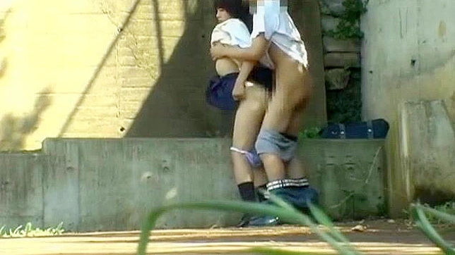 日本AV片：亚洲甜心与男友在户外台阶上的激情性爱