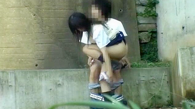 日本AV片：亚洲甜心与男友在户外台阶上的激情性爱