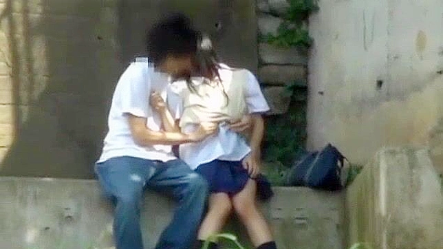 日本AV片：亚洲甜心与男友在户外台阶上的激情性爱