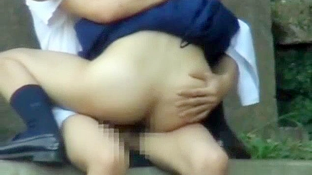 日本AV片：亚洲甜心与男友在户外台阶上的激情性爱