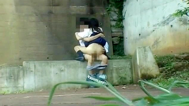 日本AV片：亚洲甜心与男友在户外台阶上的激情性爱